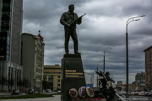 莫斯科竖起九米高AK47之父雕像 已是杀人最多的武器之一