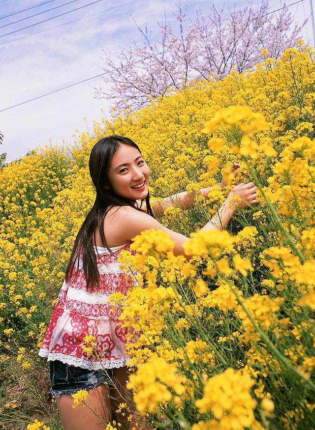 美妙摄影：油菜花丛中的美丽少女