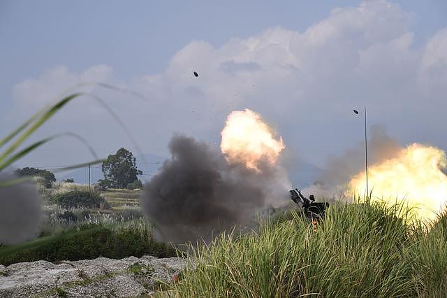 PLZ-07榴弹炮进行夜间齐射 火炮出膛瞬间场面震撼