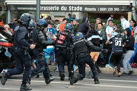 法甲国家德比球迷骚乱！警方动用催泪瓦斯！