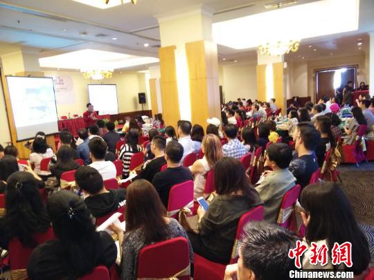 13日下午，主题为“中国欢迎你们”的赴华留学介绍会在印尼首都雅加达北区举行。200多名即将赴中国求学的学生及其家长前来参加。　陈玉兰供图