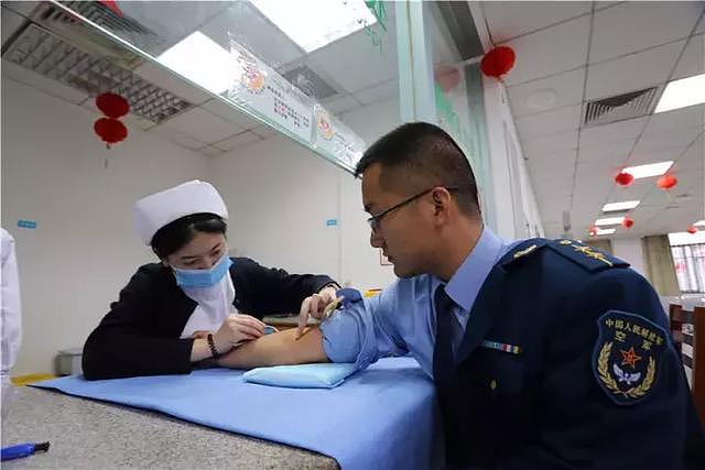 血浓于水，空降兵90后爱心军官造血干细胞飞往香港挽救同胞