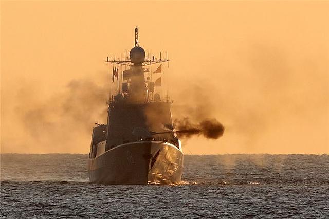 中俄海上联演又出美照：我军116舰主炮侧向凶猛开火