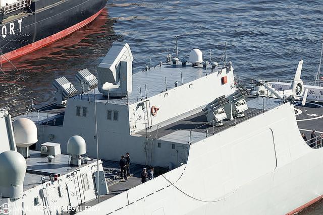 少见：中国海军新锐052D级战舰与俄军台风战略核潜艇同框