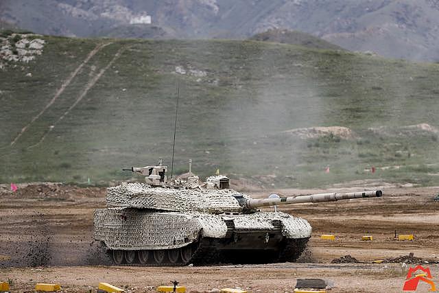 中国最强外贸坦克：“装甲与反装甲日”VT-4出镜