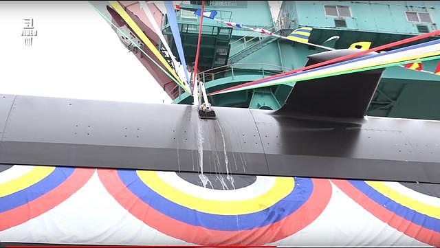韩国潜艇制造工艺相当不错 最后一艘214级下水艇身很光滑
