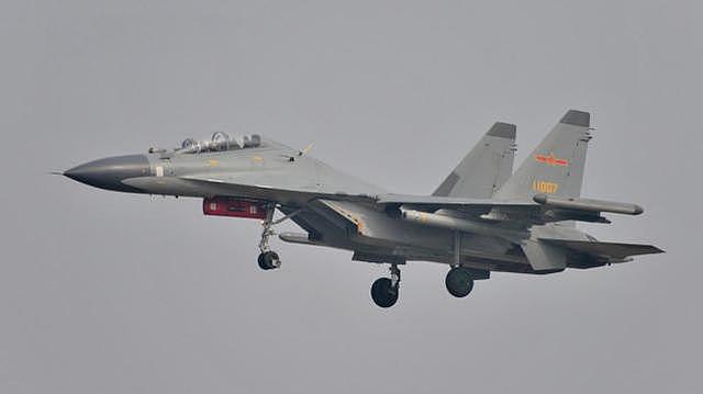 印度女国防部长坐进苏30座舱，坠机王性能已落后中国同型战机