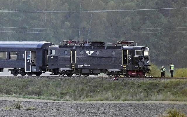 瑞典装甲车军演中与火车相撞 火车司机及3名士兵受伤