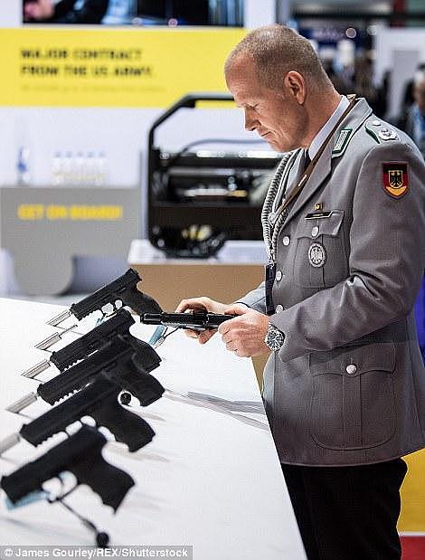 伦敦国际防务展今开幕 众多游客纷纷体验各式武器装备