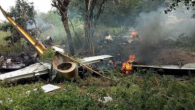 印度空军又摔机了 一架HJT-16教练机坠毁 飞行员安全弹跳