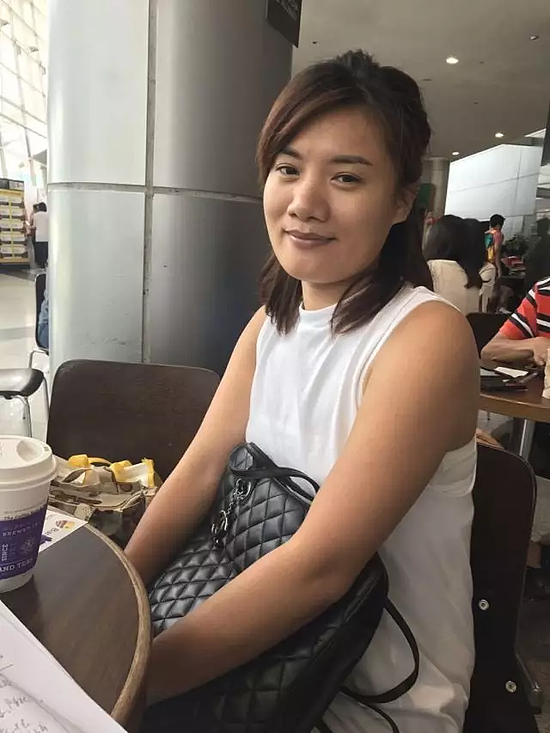 陈女士在AEIS固定考场新加坡博览中心的一家餐厅休息，等候正在参加考试的女儿。