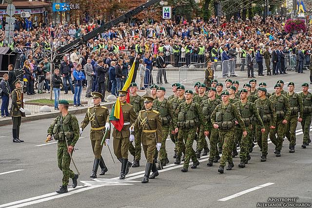 北约合伙为东欧小弟捧场：北约部队首次在乌克兰阅兵式上亮相