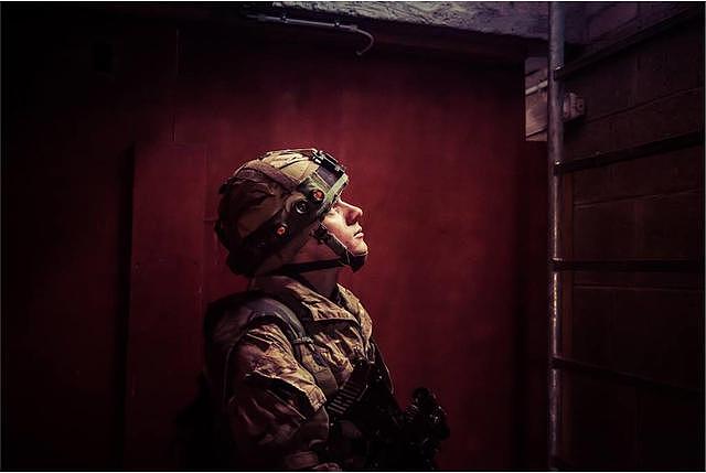 “随军喷火牧师”上榜：英国陆军年度最佳摄影照曝光
