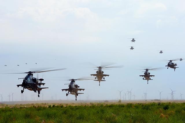 大批机群铺天盖地 陆航旅Z-19直升机群演练低空突防