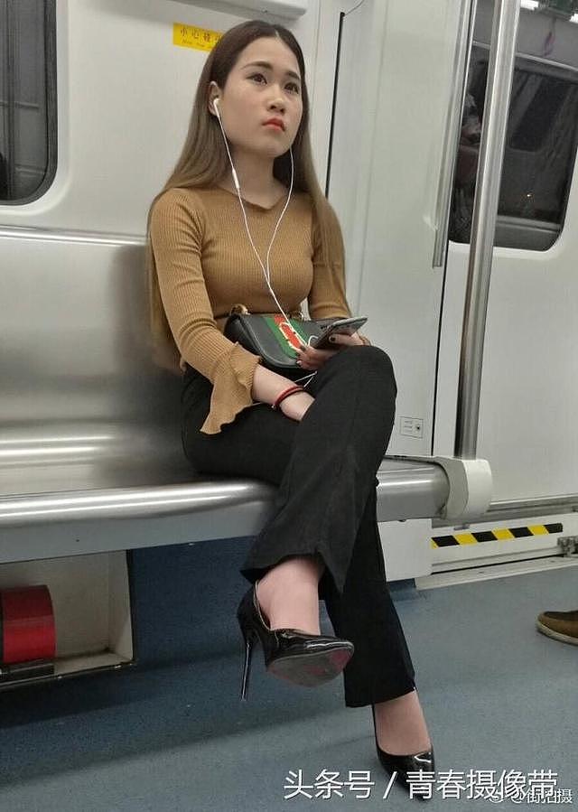 地铁里的霸气川妹子看起来很有力量！