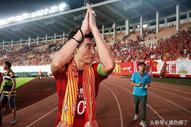 37岁老队长加时赛还能人球分过，他在告诉全中国如何踢球