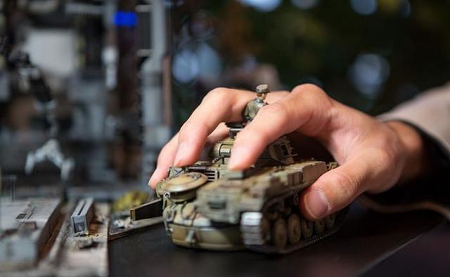 鼠标变身德军二号坦克 军迷用台式电脑打造“军事基地”