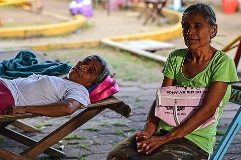 墨西哥胡奇坦市物资紧缺 地震幸存者蜗居避难所