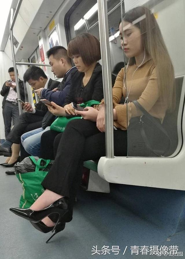 地铁里的霸气川妹子看起来很有力量！