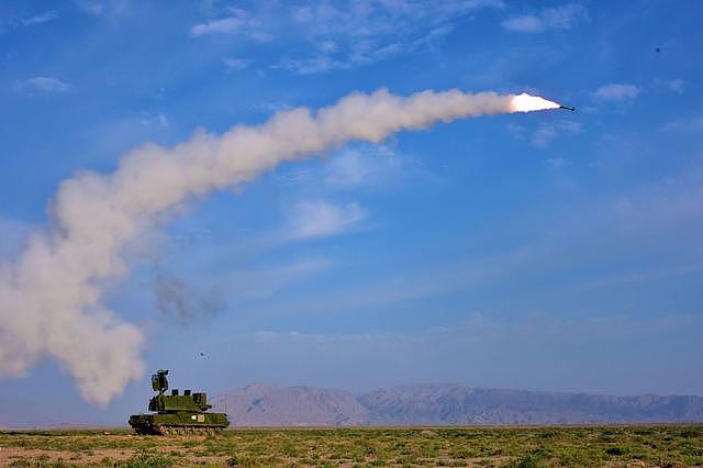 防空旅大漠戈壁展开实弹演练 多款导弹火力全开呼啸苍穹