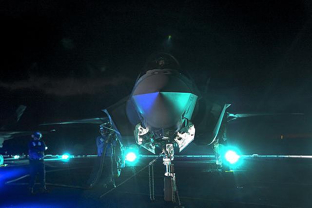 美军又新增一艘航母 F-35B在埃塞克斯号上首次起降