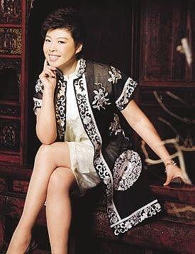 52岁于丹成中年妇女穿衣典范，厉害了，透视装也能穿出文人气质！