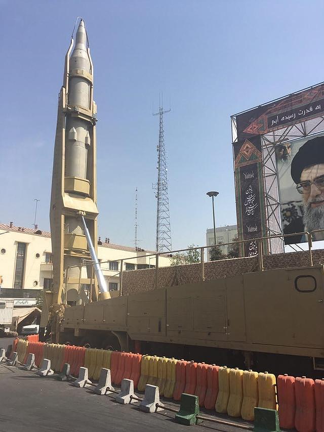 阅兵不过瘾还要静态展：伊朗首都街头摆满各式导弹武器