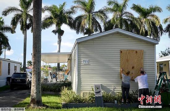 资料图为美国佛州居民用木板加固窗户，随着飓风“艾尔玛”脚步临近，建材木板也变得紧俏。