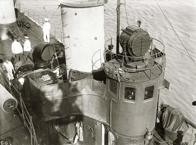 德日两强盗在中国青岛互掐，德军小鱼雷艇三雷全中日本大巡洋舰