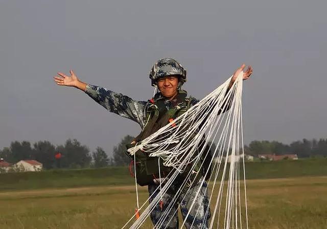 雏鹰起飞：升空跳伞，从1000米高空跨过兵种门槛