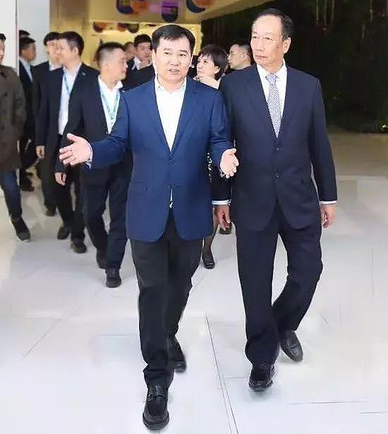 公开“叫板”小米，罗永浩也做起了副业；刘国梁下海将打造500亿体育小镇；iPhone X物料成本只有2369元……