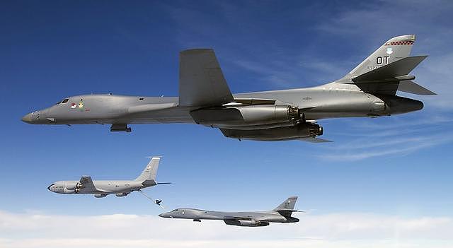 美B-1B轰炸机亮相韩国防展 日战机东海为其“护航”