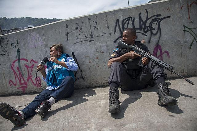 巴西最大平民窟毒贩火并 大批军警持枪进入民众相当淡定