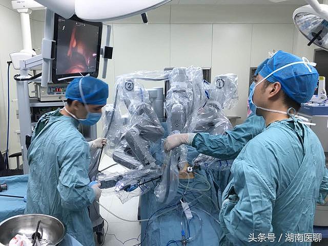 厉害了！机器人为男子做手术，肿瘤从肛门被“拖”出！
