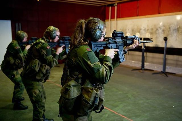果然很强壮，挪威女子特种部队的表现让很多男人低头不语