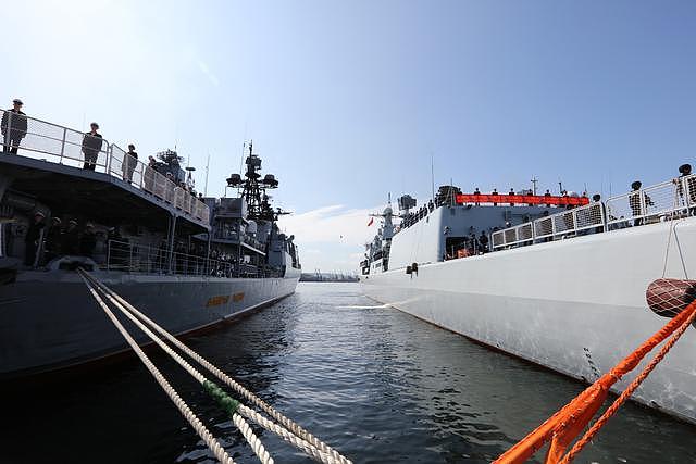 中国海军舰艇编队抵达海参崴 俄海军举行隆重欢迎仪式