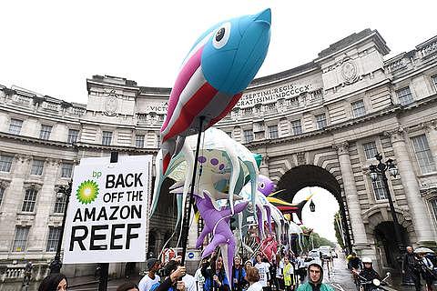 环保保护者伦敦街头抗议开采亚马逊礁石油