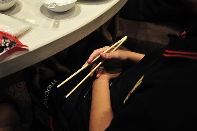 尼斯教练拒绝刀叉，教小球员用筷子吃火锅