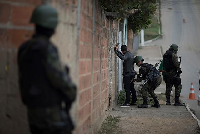 别人家的治安环境，巴西出动军队对贫民窟内的黑帮出重拳