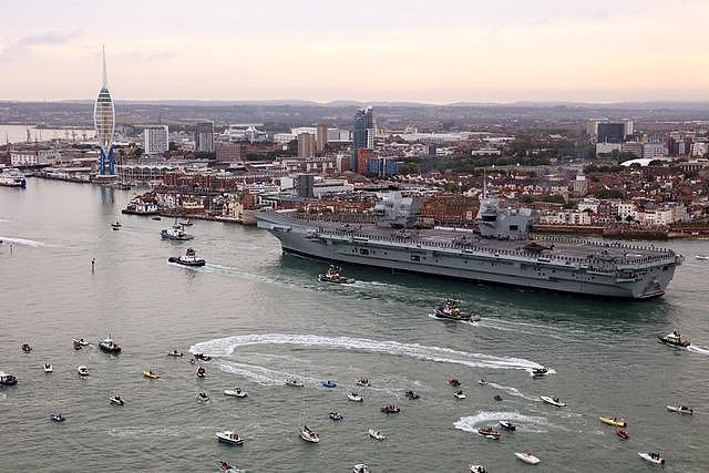 英国新航母首次抵达朴茨茅斯，一路被无数小船围观
