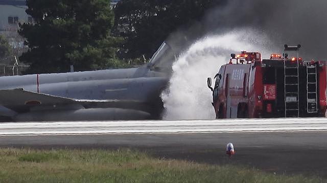 日本F4战机滑行中撞破燃料箱起火 飞行员逃命画面曝光