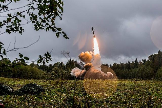 俄白西方2017实战军演渐入高潮 先进巡航导弹发射全程曝光