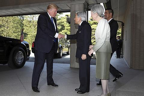 特朗普会晤日本天皇 与安倍喂鱼倒光整盒鱼食