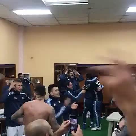 阿根廷赛后更衣室：梅西带着大家跳舞啦！