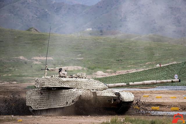 造型狂野性能强悍：国产VN-12步兵战车夺路狂飙