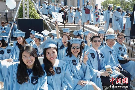 资料图：当地时间5月17日，哥伦比亚大学毕业典礼上的中国留学生。中新社记者 廖攀 摄