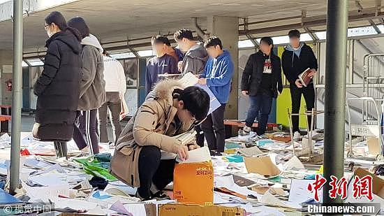 韩高考因地震推迟 学生扔书后又去找回 - 1
