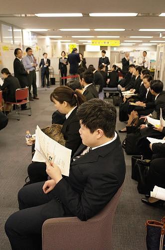 等待日本企业面试的中国留学生。(图：日本《中文导报》/尤锡川 摄)