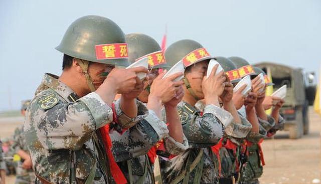 军校战时动员演练抬上壮行酒，敢死队出战喝酒是中国的军队传统