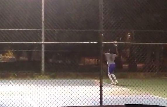 恩比德夜晚在费城的室外网球场打网球